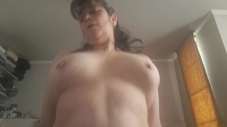 Mommy big hairy pussy: Titreyen göğüslerle binmek