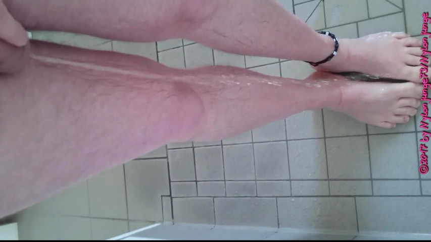 Golden Shower Fun (Carmen_Nylonjunge)