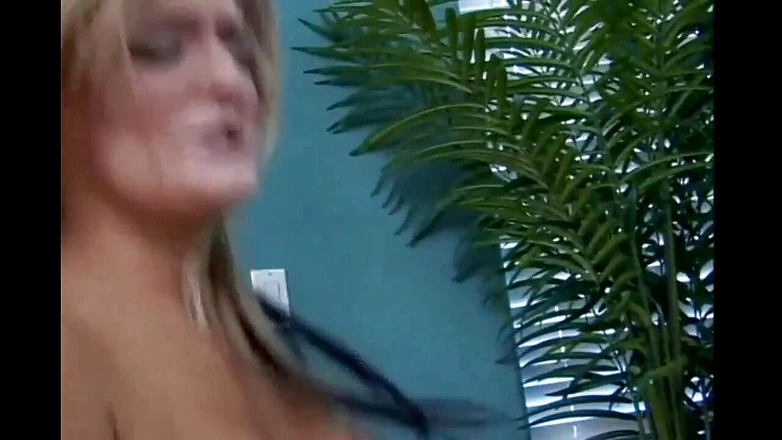 Black Sinner: Sensationelle blondine reitet riesige schwarze mamba