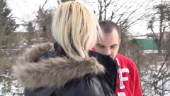Stephprodx: Roztomilá blondýnka Jessica kouří jeho tvrdého ptáka venku na sněhu
