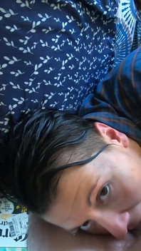 Odhoď telefon a vykuj mi péro, zlato. Chci se ti vystříkat do pusy.