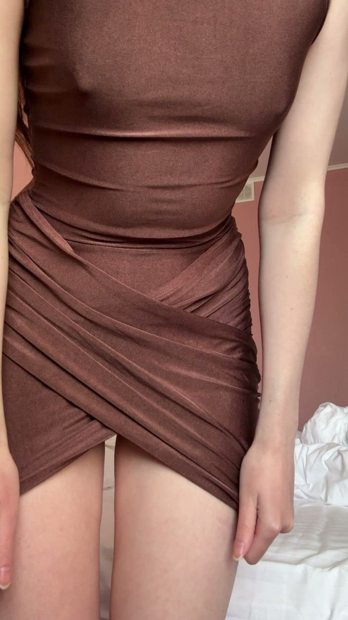 JuliaVeil: Asmr ragazza russa bellissima in un vestito corto che inserisce...