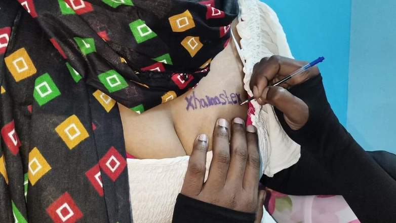 SneakyManner48: インドのおばさんのタトゥーの客、タトゥーを入れている最中に予期せず彼女とセックスをしました。ロマンス デシのXビデオ、ヒンディー語とテルグ語