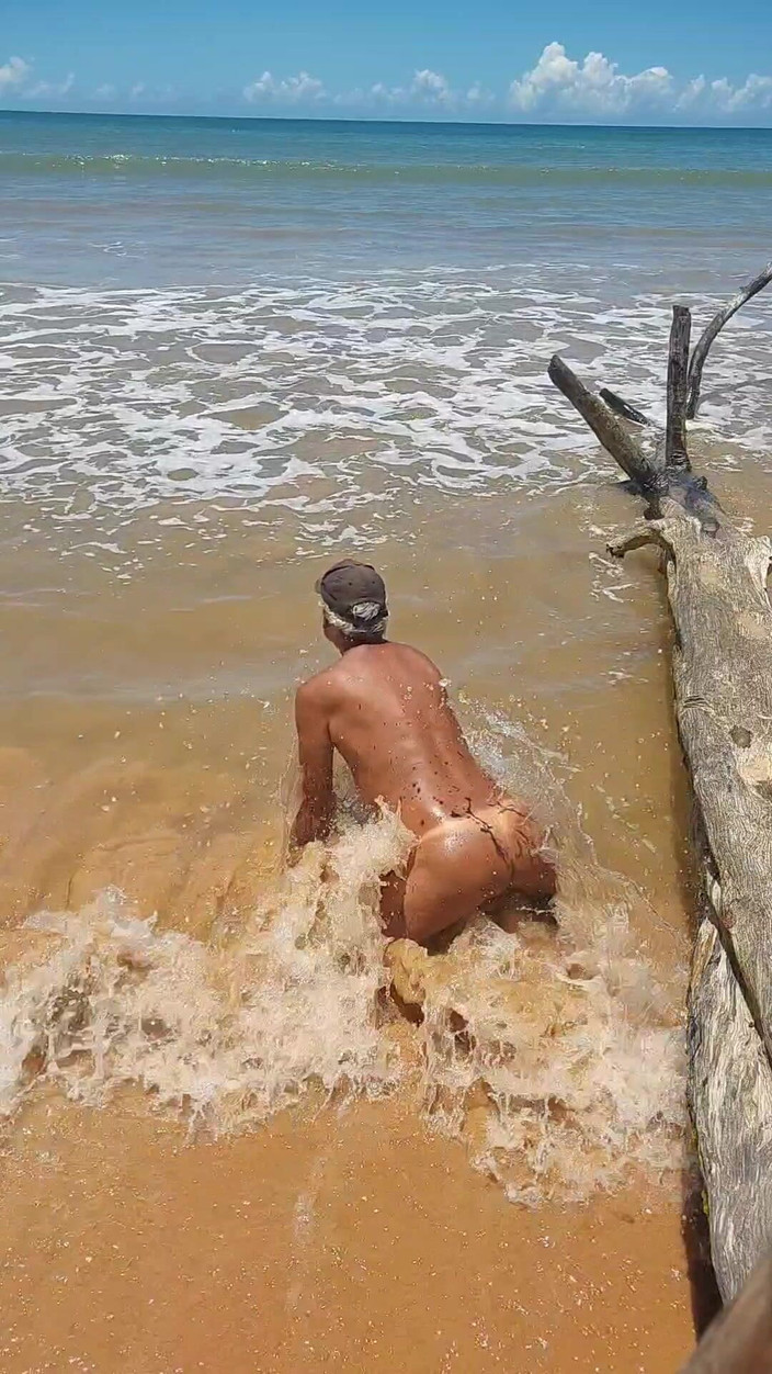 Ladysilvas: Ladysilva nue sur la plage exhibe son cul sexy bronzé...