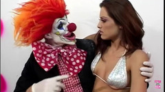 Fetish and BDSM: Anstelle eines geschenks bekommt kristina black einen dampfenden dreier mit...