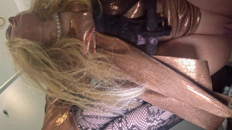 Beverly peach: ¡Mi orina más caliente en el baño público!