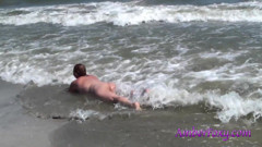 Amber Foxy: Puszczalska milf ssie kutasa na wspólnej plaży.