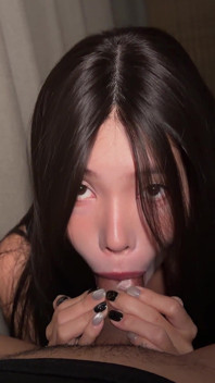 Ragazza asiatica in lingerie nera viene sborrata dentro e coperta di sperma