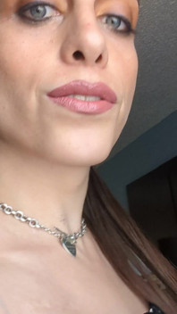 Chica trans sexy mostrando su piel suave y sus tetas alegres