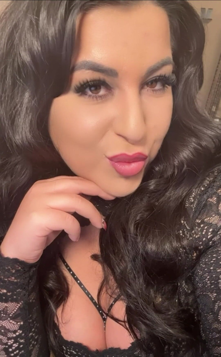 LadyAyse5: Beija meus melhores escravos e fãs