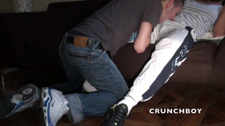 Sneaker gay: Der französische twink Alex unterwürfickt sich den turnschuhen von Billy...