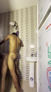 Fodi a bunda macia do meu amigo no banheiro e gozada tão dura