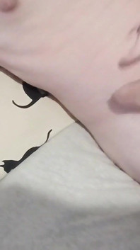 Une jeune trans se masturbe toute seule dans sa chambre jusqu’à l’éjaculation