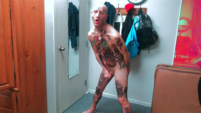 Straight ish Jake Grand: Un uomo completamente tatuato si scopa un dildo