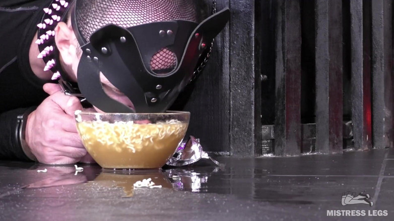 Mistress Legs: Cină pentru sclav: taitei instant înmuiat cu nectar de aur și coaja...