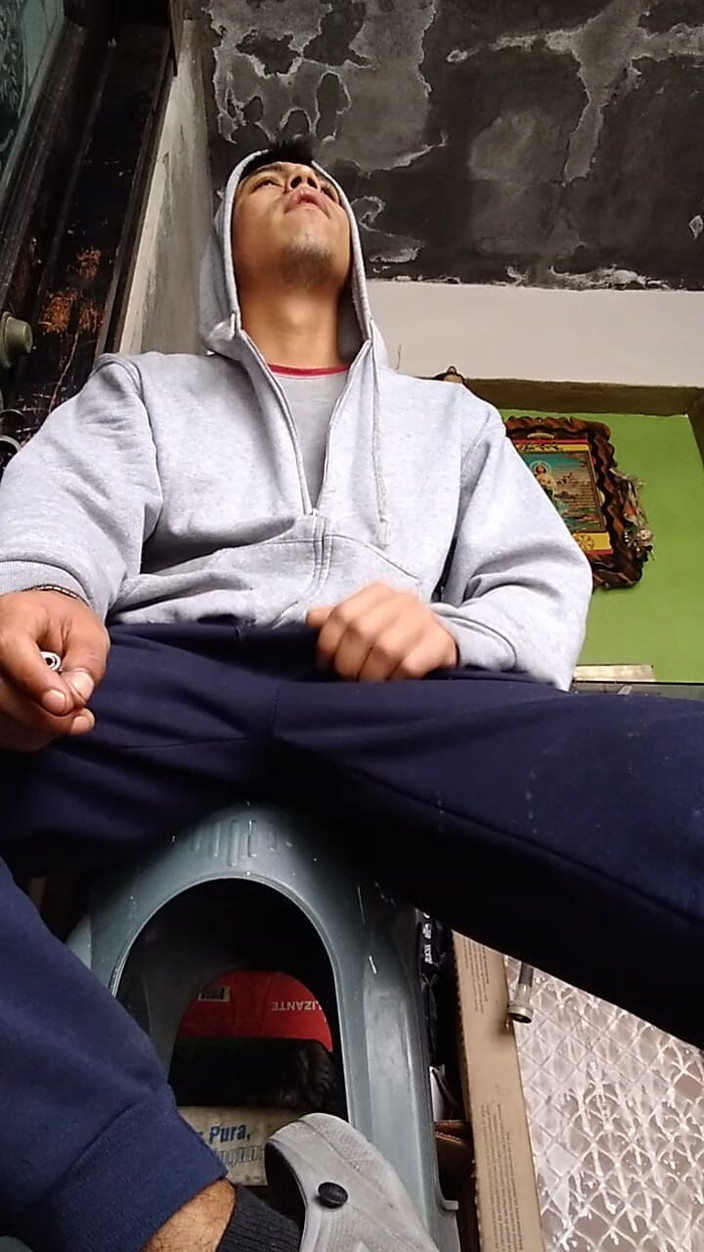 AlexAlejandro13: Evimin kapısında seyircinin önünde mastürbasyon