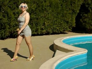 NYLON-HEELS: Wanita cantik di tepi kolam renang dengan stoking ketat dan...