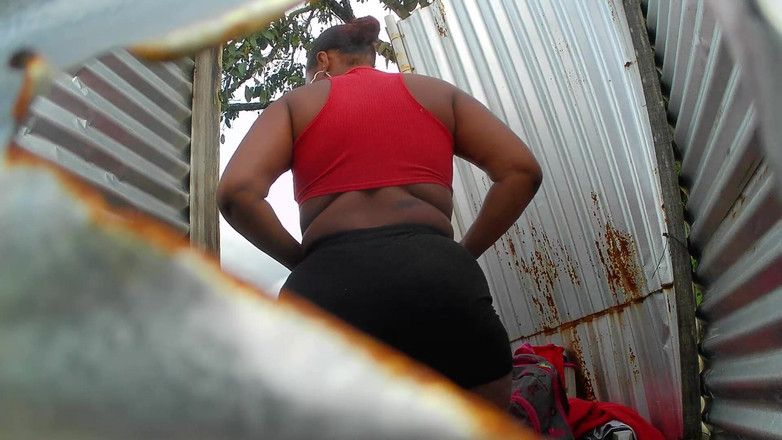 kloyesteicy: 三个女孩一个户外摊位