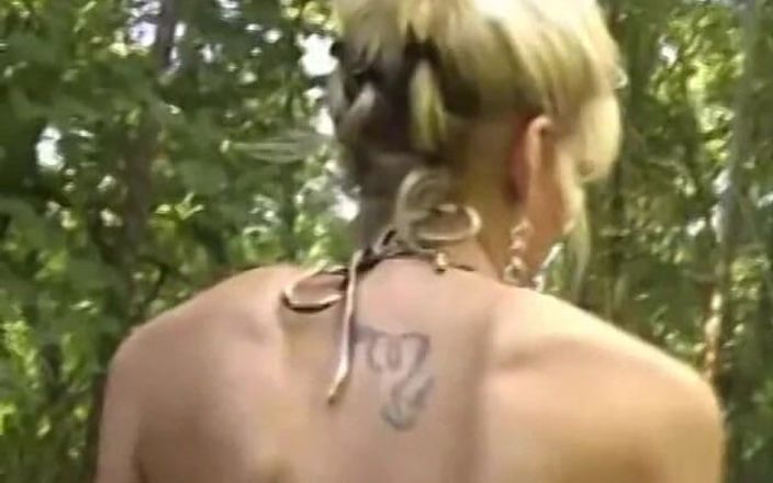 Homegrown Handjob: Roztomilá Daisy dává Tomovi honění v lese