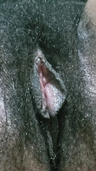 Uma mulher com buceta peluda na roupa de secretária