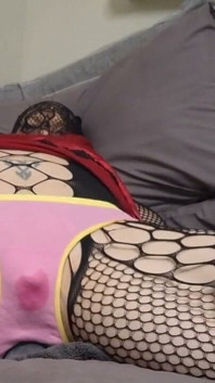 Pantieboy kız külot elleriyle dildoyla deliği sikiyor