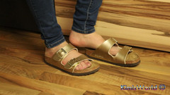 KimisWorld: Jeans und gold sandalen mit zwei straps - nylonfüße necken