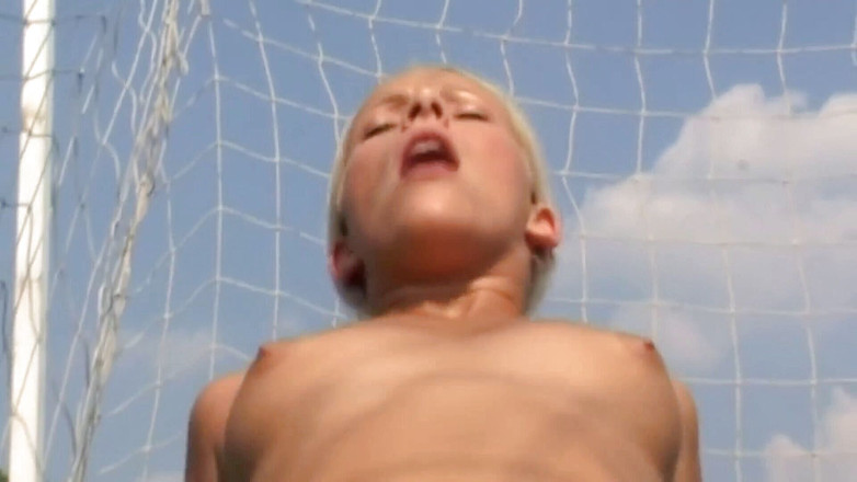 Public Entertainment: La ragazzina carina di calcio viene scopata dal suo allenatore