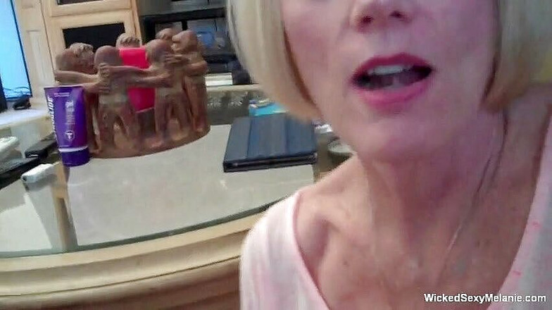 Wicked Sexy Melanie: Sexy starší dáma kouří tvrdé péro v POV
