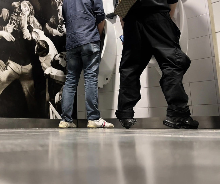 AmateurBoysPissing: Un Día En Los Baños Públicos Del Centro Comercial.