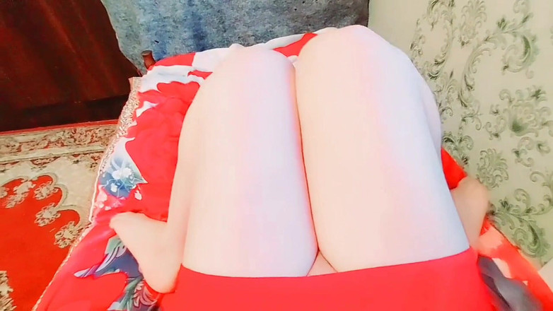 Kitty_Cross: Bedövning shemale smuttar lemonad med ljusa målade naglar