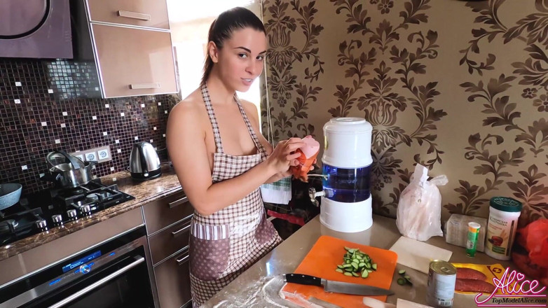 Alice KellyXXX: Hot girl demonstrate perfect boobs and ass during cooking