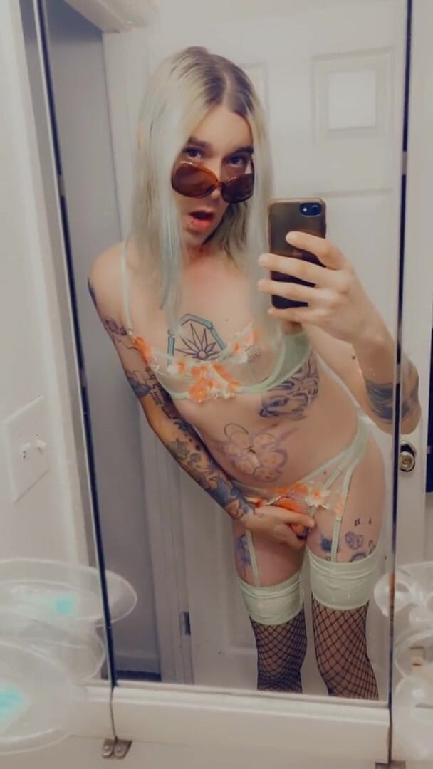 CarmenMelatonin: Elegancka i Sassy Babe uwielbia grać w swoim maleńkim koronkowa...