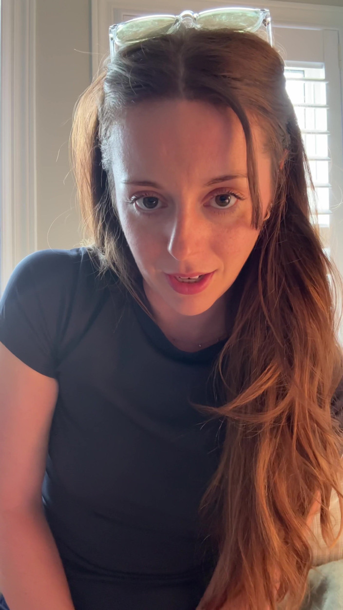 Nadia Foxx: Cette bombasse à lunettes te dit comment caresser !