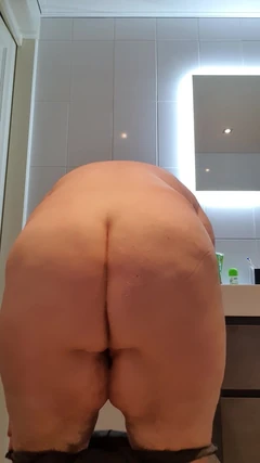 Nahý tuk před koupelí