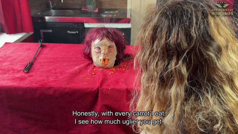 Dominatrix Frida: Umilind sclavul neputincios la masa (223)