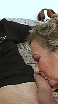 Babcia Maria jest napalona na dupę