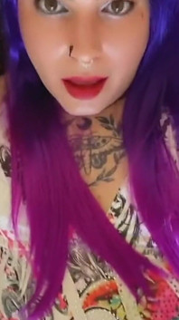 Fată transsexuală tatuată și jetul ei de spermă