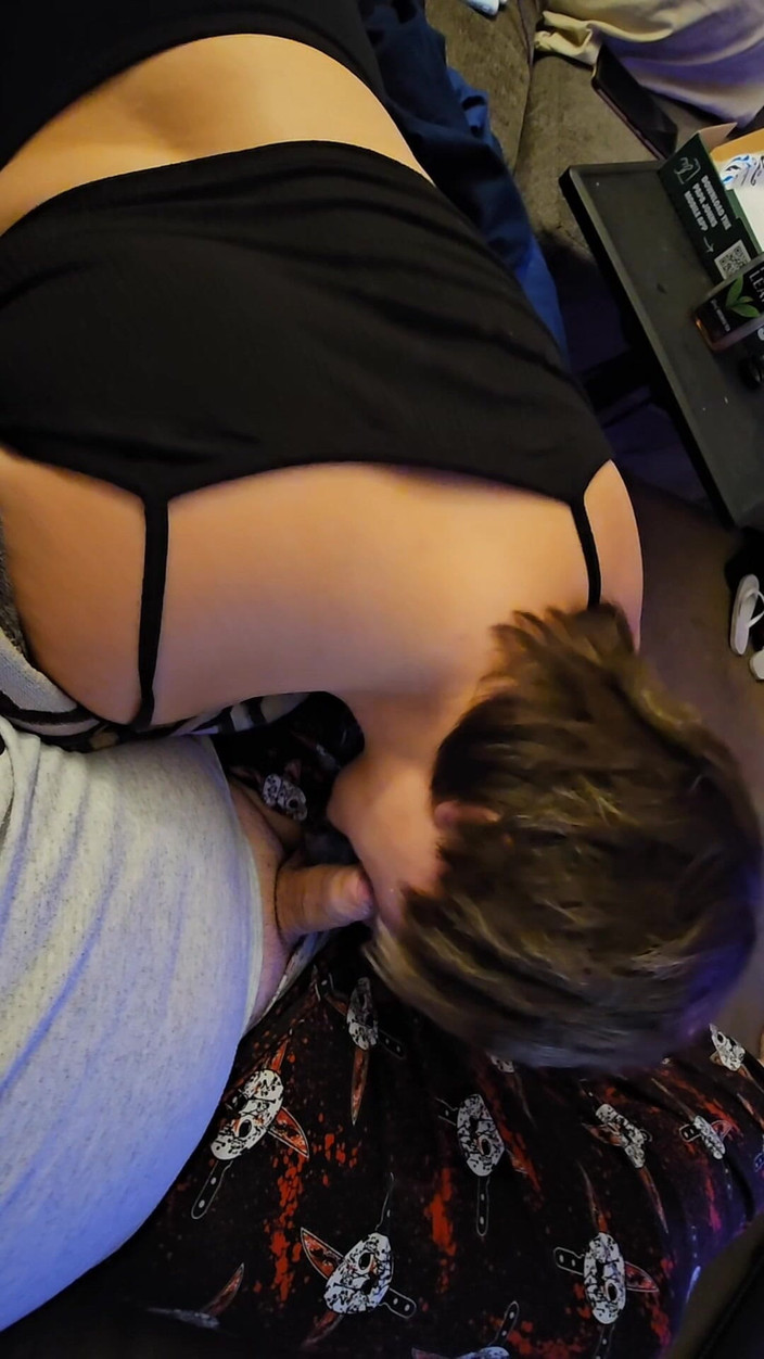 Funhousewife69: Netflix et presque surpris en train de sucer sa bite...