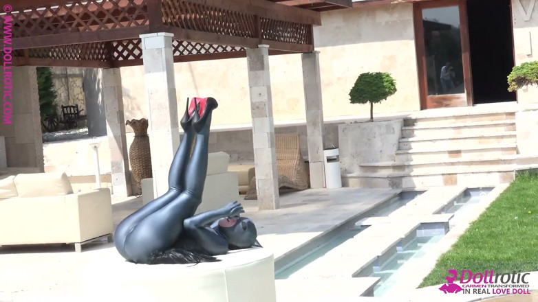 Dollrotic: Nackte Gummipuppe, die am pool entspannt