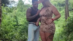 Sexe sauvage en plein air - une touriste dans la forêt se fait enculer... Anaconda énorme, j’ai tout cassé à l’extrême