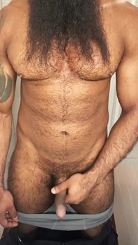 Hombre barbudo y rudo masturbándose y corriéndose