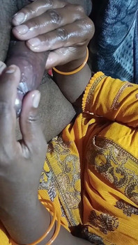 Desi bhabhi ha fatto una sega e poi si è fatta scopare il culo
