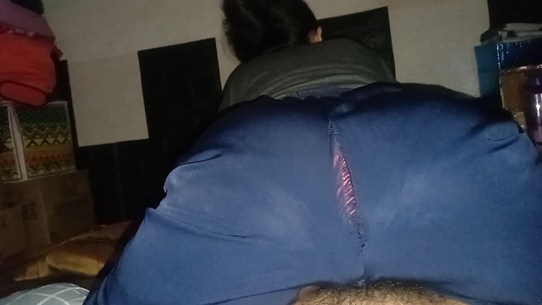 Famly sex: Voglio farmi sbattere il culo da una ragazza asiatica.