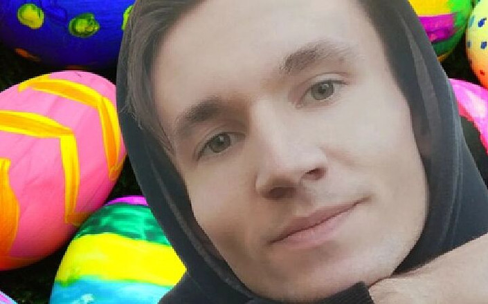 SexyBoyGay2023: Пасивний вирішив перевірити свою дупу і купив величезний член на 60 см