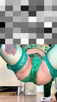 Roztomilý Femboy, velmi sexy punčochy, spodní prádlo ukazující venku jeho kalhotky