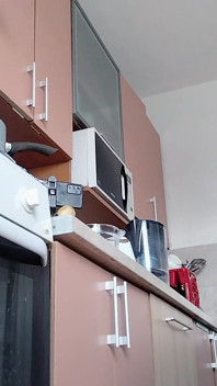 Sexy moglie nuda che prepara il cibo in cucina. Bruna pelosa, culo grosso, grandi tette.