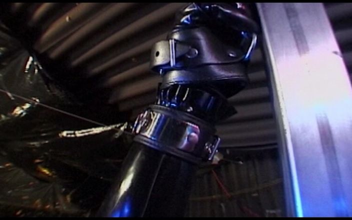 German BDSM MMV: Горничная в латексе учит манерам с кнутом, удерживаниями, писсинг и анальный дилдо