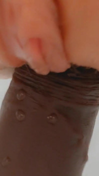 십대들은 보통 화장실에서 무엇을 하나요? 큰 음경으로 꽉 조인 음부를 늘려