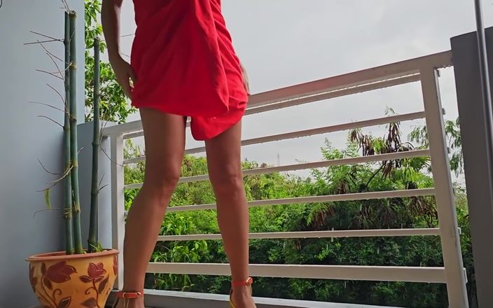 Fap flix: Quente peluda amadora milf mijando na varanda na chuva