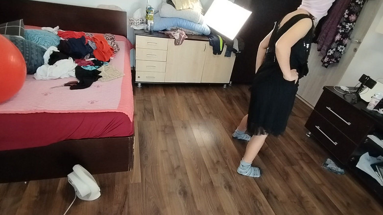 Mirsur: Женщина Развлекается Примеряя Одежду И Разрезая Ее В Любительском Видео.